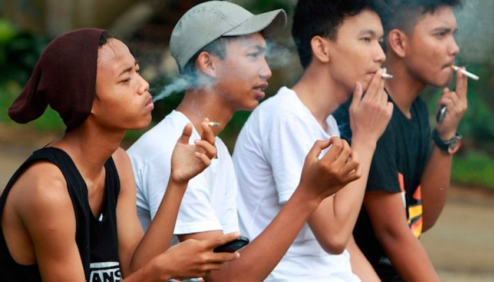 Компания курящих подростков