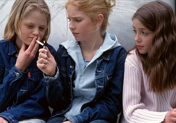 Желание выглядеть взрослее перед друзьями - одна из причин зависимости от курения