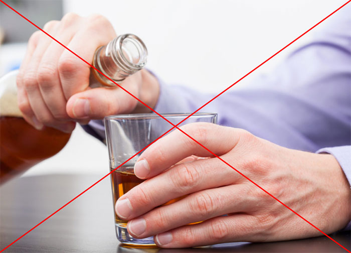 Специалисты не рекомендуют совмещать употребление Преднизолона с алкоголем