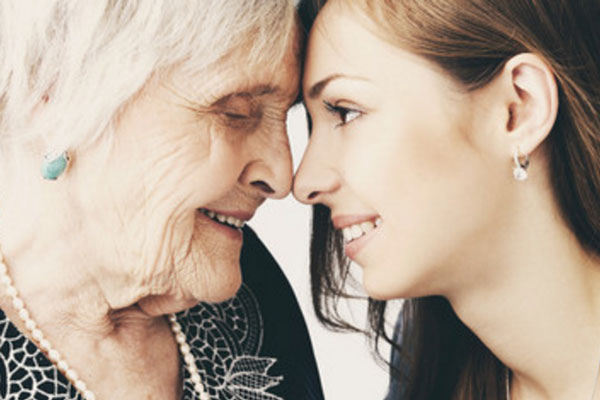 Пожилая и молодая женщины смотрят друг другу в лицо