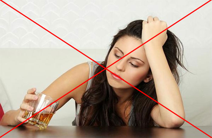 Врачи категорически не рекомендуют совмещать приём Тавегила с алкогольными напитками