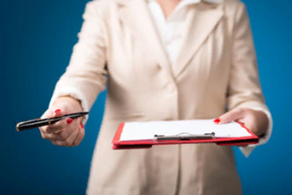 Женщина протягивает планшетник с бумагой и ручку
