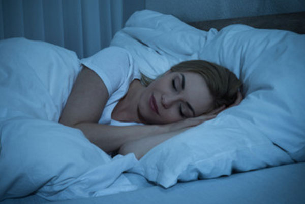 Женщина спит в своей постели
