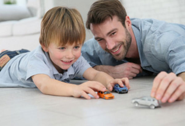 Сын и отец играют машинками