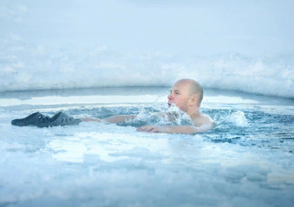 Замерзший мужчина в ледяной воде