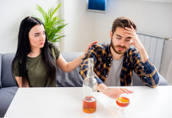 Женщина спокойно уговаривает мужа не пить