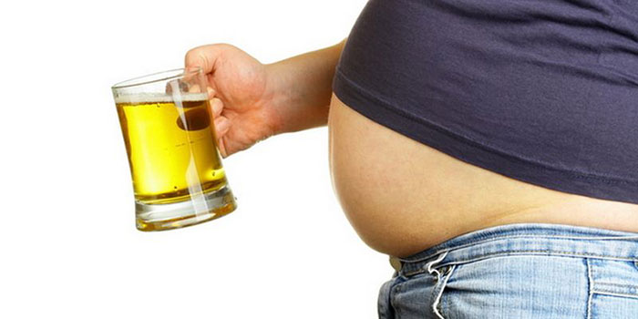 Злоупотребление алкогольными напитками приводит к нарушению обмена веществ и ожирению