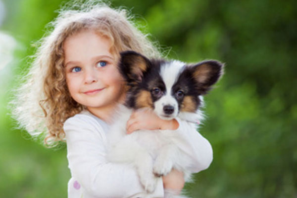 Девочка держит на руках щеночка