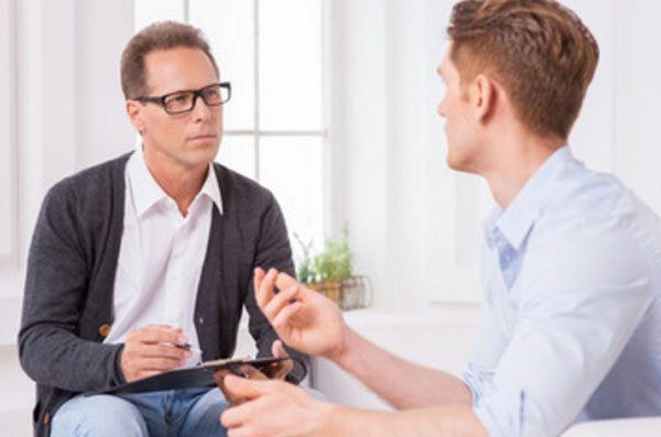 Общение мужчины с психотерапевтом