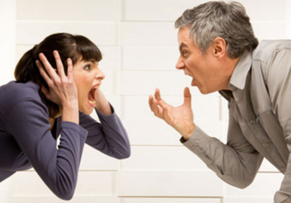 Женщина и мужчина кричат друг на друга
