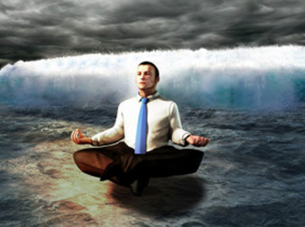 Спокойный мужчина сидит в позе лотоса над водой. Сзади надвигается цунами