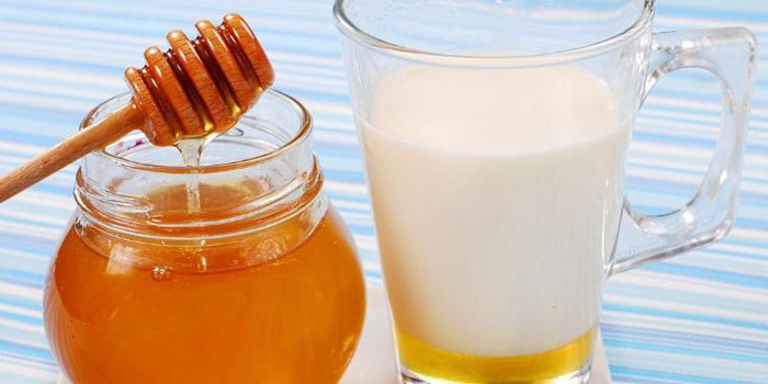 Мёд с молоком усиливает действие триптофана, который участвует в выведении алкоголя из организма