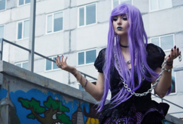Девушка с фиолетовыми волосами и цепью в руке