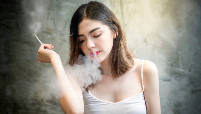 Курение девушки в подростковом возрасте на начальной стадии табачной зависимости