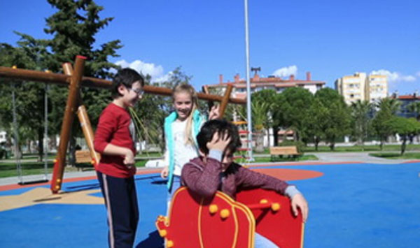 Мальчика обижают другие дети на детской площадке