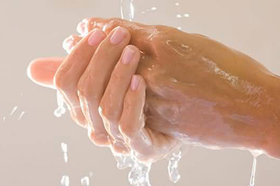 мыть руки под водой