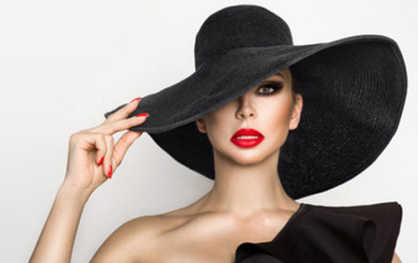 Женщина в черной шляпе с ярко красными губами