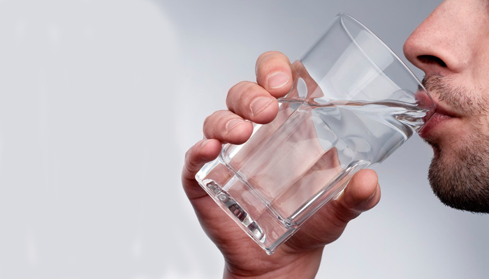 Питье чистой воды при смешивании Флебодиа 600 с алкоголем для предотвращения неприятных последствий