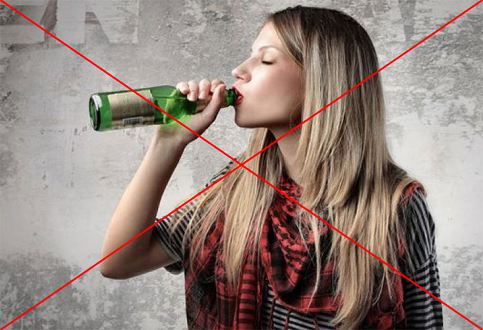 Врачи не рекомендуют употреблять любые алкогольные напитки во время приёма Роаккутана