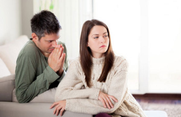 Мужчина молит супругу о прощении