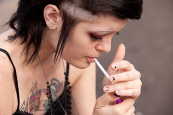 Женщина специфического вида с сигаретой в руках