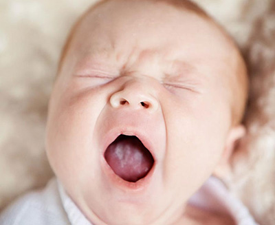 зевающий малыш
