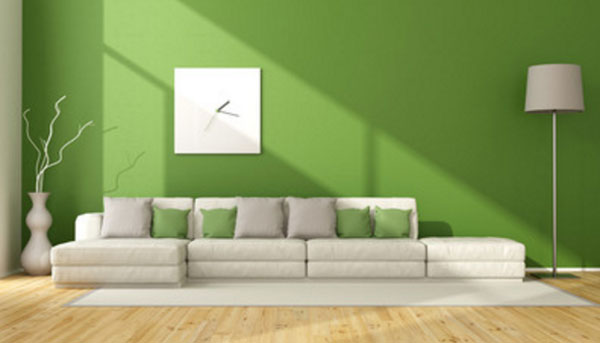 Комната с зеленой стеной и зелеными подушками на диване