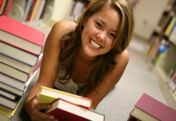 Девушка с книгами, улыбается