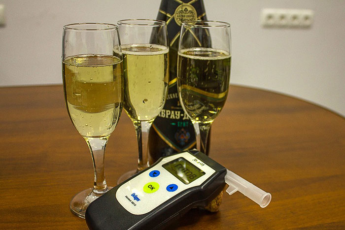 Время выветривания шампанского зависит от физиологических особенностей организма и количества выпитого