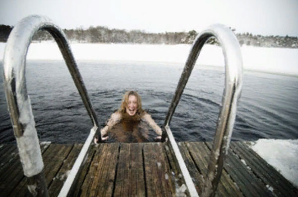 Женщина купается в очень холодной воде