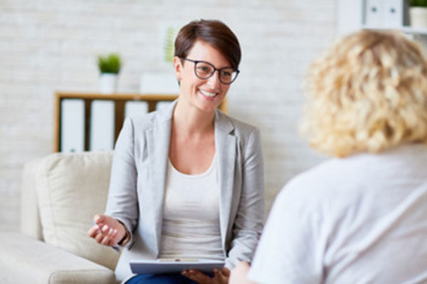 Женщина общается с психотерапевтом