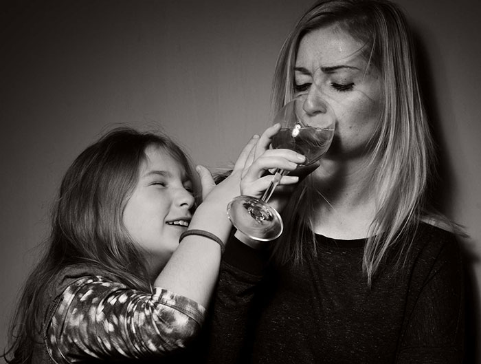 Алкоголизм родителей негативно влияет на психику ребёнка
