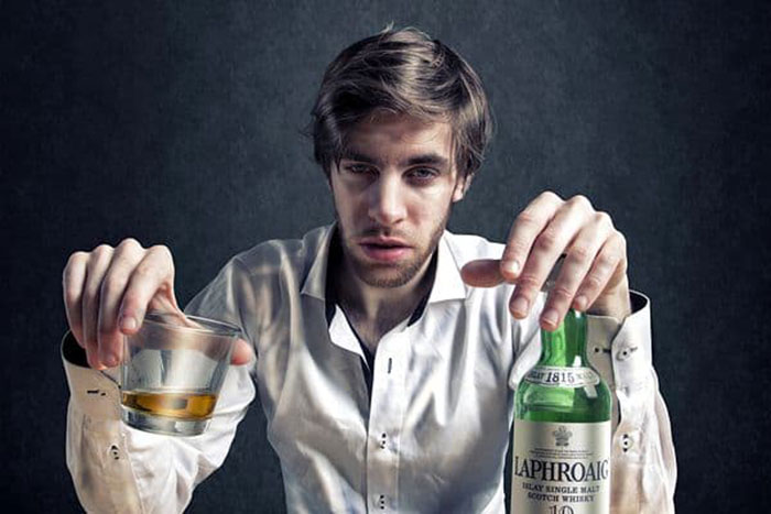 Отличие третьей стадии алкоголизма - запойность