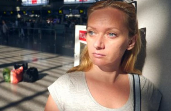Женщина серьезным выражением лица в аэропорту