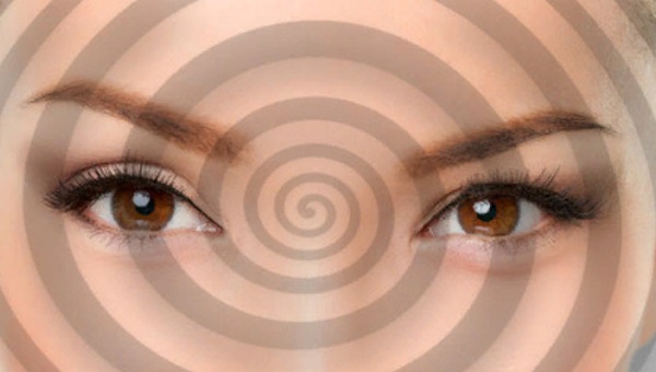Глаза женщины. На ее лицо проецируется гипнотизирующий круг