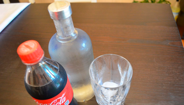 Смешивание Кока-Колы с водкой