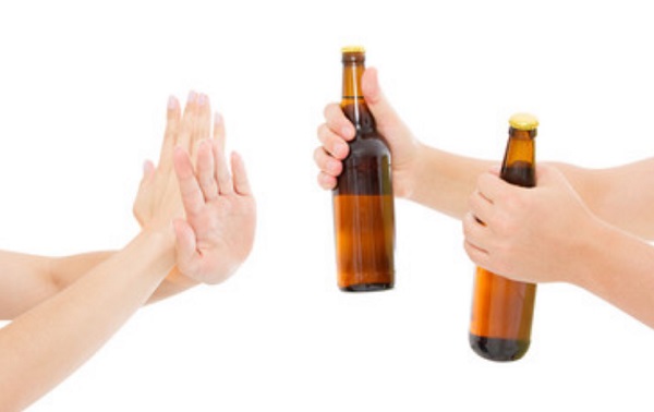 Женщина показывает жестами, что отказывается от предлагаемых ей бутылок