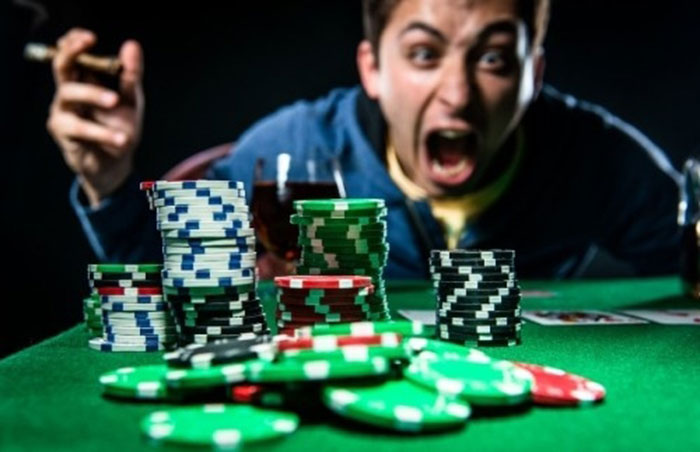 Стрессы и раздражительность являются частыми проявлениями зависимости от покера