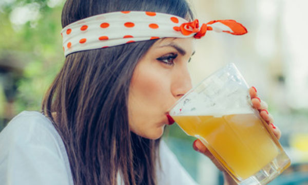 Женщина пьет пиво