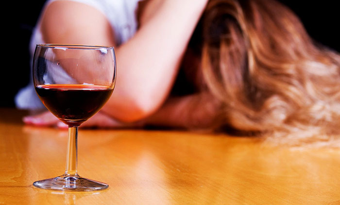 Совмещение Диазолина с алкоголем приводит к усилению проявления побочных реакций организма